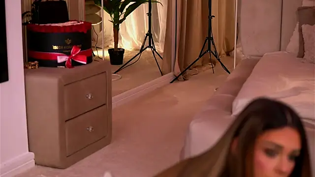 Snapshot of YasmineShaw chatting on December 2, 11:56 pm YasmineShaw online show from December 2, 11:56 pm