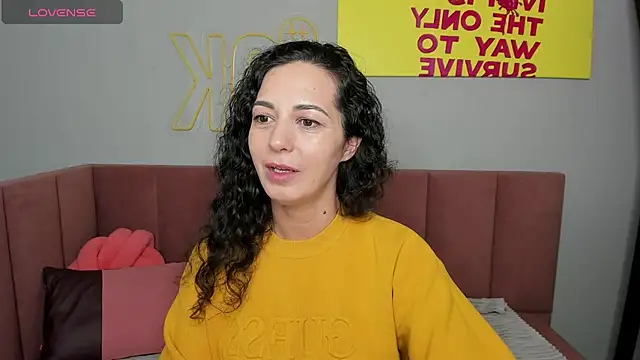 Snapshot of Linda_Insatiable chatting on March 6, 1:37 am Linda Insatiable online show from March 6, 1:37 am