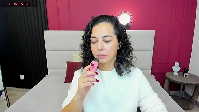 Snapshot of Linda_Insatiable chatting on October 17, 1:31 am Linda Insatiable online show from October 17, 1:31 am