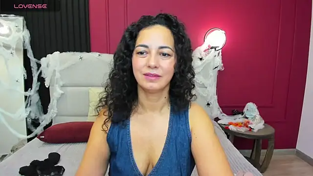 Snapshot of Linda_Insatiable chatting on October 26, 1:33 am Linda Insatiable online show from October 26, 1:33 am