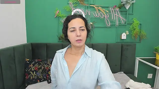 Snapshot of Linda_Insatiable chatting on December 19, 1:34 am Linda Insatiable online show from December 19, 1:34 am