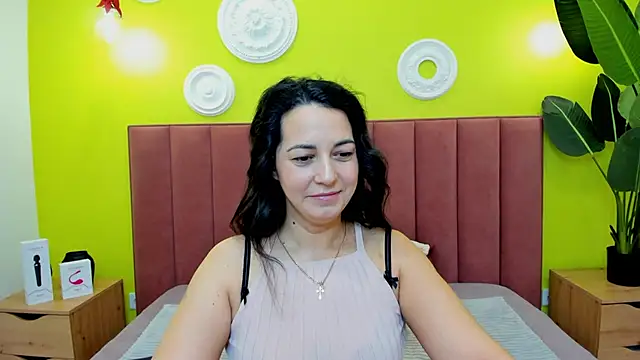 Snapshot of Linda_Insatiable chatting on February 2, 1:37 am Linda Insatiable online show from February 2, 1:37 am