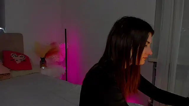 Laura Leee online show from February 25, 6:25 am