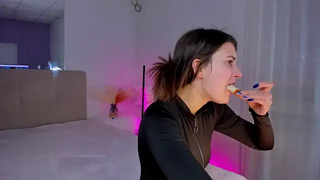 Laura Leee online show from March 6, 9:36 am