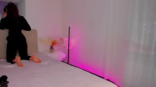 Laura Leee online show from March 7, 9:29 am