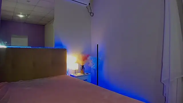 Laura Leee online show from October 4, 5:05 am