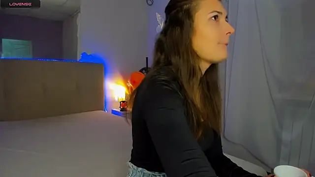 Laura Leee online show from October 29, 6:26 am