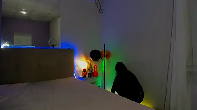 Laura Leee online show from November 7, 6:24 am