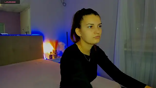 Laura Leee online show from November 11, 6:13 am