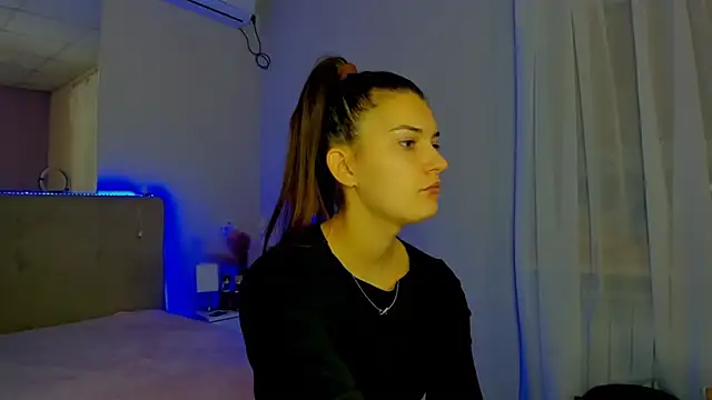 Laura Leee online show from November 17, 6:19 am