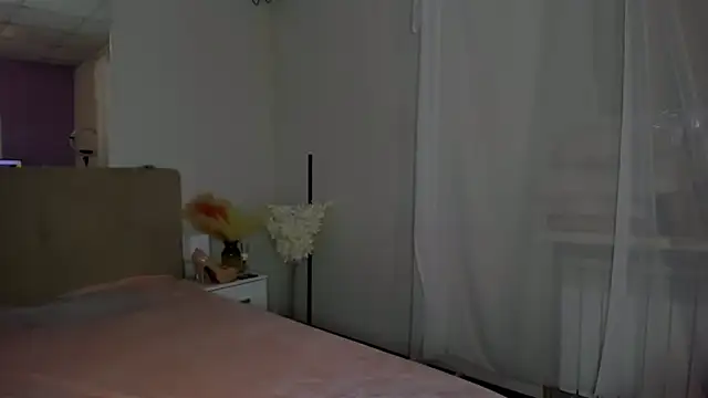 Laura Leee online show from December 4, 6:12 am