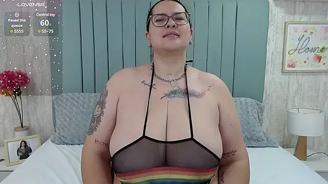 Snapshot of KarllaWalker chatting on January 6, 11:29 am KarllaWalker online show from January 6, 11:29 am