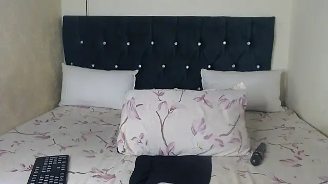 Snapshot of BhadBhad_Kitty chatting on December 6, 1:51 am BhadBhad Kitty online show from December 6, 1:51 am