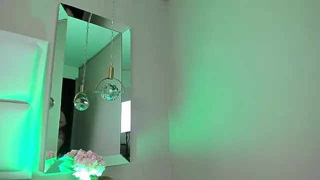 AvyMilton online show from December 19, 11:17 am