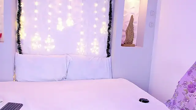 EmilyRouss  online show from December 3, 7:12 pm