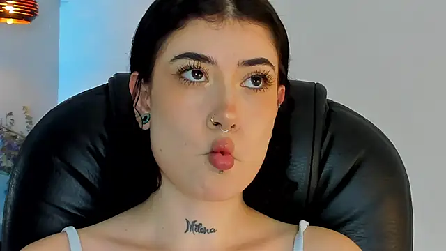 Snapshot of melody_suarez chatting on January 5, 8:21 pm melody suarez online show from January 5, 8:21 pm