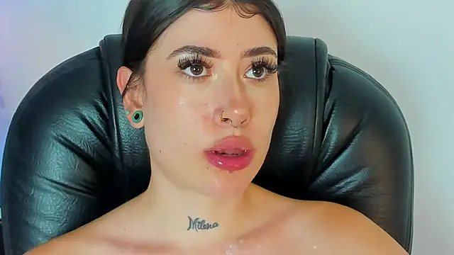 Snapshot of melody_suarez chatting on February 23, 7:28 pm melody suarez online show from February 23, 7:28 pm