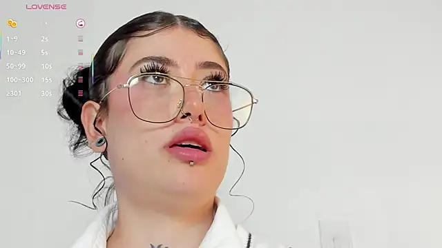 Snapshot of melody_suarez chatting on March 9, 2:07 am melody suarez online show from March 9, 2:07 am