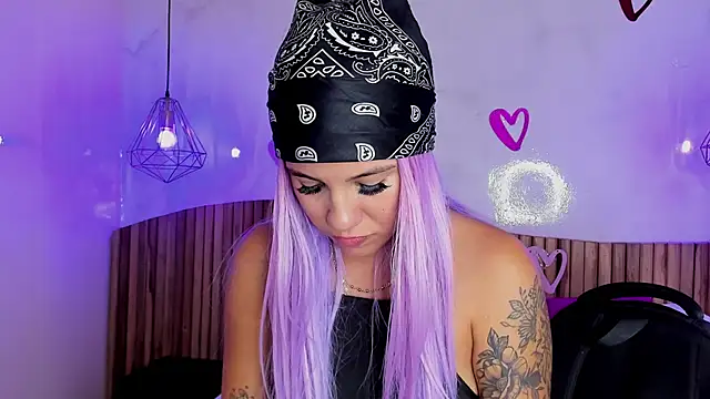 Snapshot of MelaniieRoux chatting on February 9, 2:06 am MelaniieRoux online show from February 9, 2:06 am