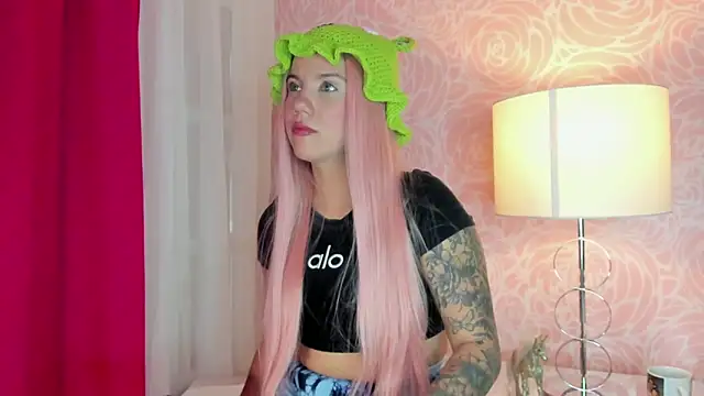 Snapshot of MelaniieRoux chatting on November 7, 7:36 pm MelaniieRoux online show from November 7, 7:36 pm