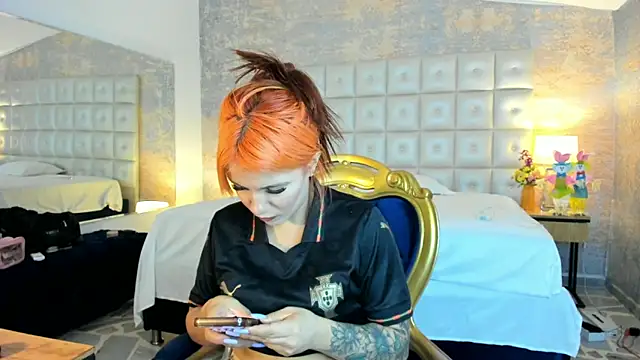 Snapshot of MelaniieRoux chatting on June 8, 7:36 pm MelaniieRoux online show from June 8, 7:36 pm