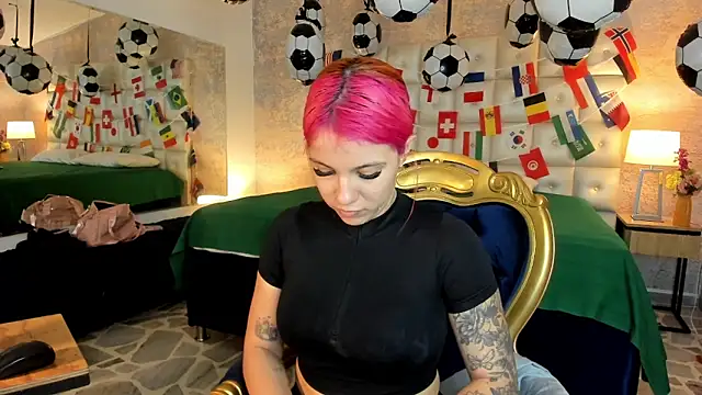 Snapshot of MelaniieRoux chatting on June 14, 7:38 pm MelaniieRoux online show from June 14, 7:38 pm