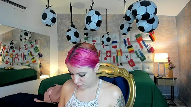 Snapshot of MelaniieRoux chatting on June 15, 7:38 pm MelaniieRoux online show from June 15, 7:38 pm