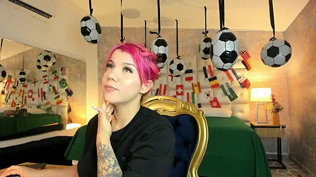 Snapshot of MelaniieRoux chatting on June 16, 7:38 pm MelaniieRoux online show from June 16, 7:38 pm