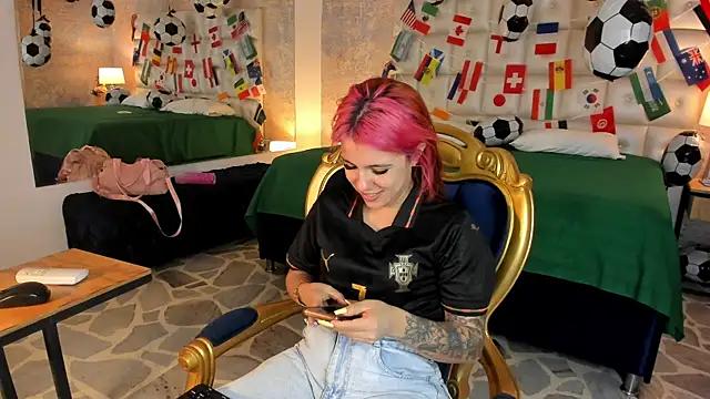 Snapshot of MelaniieRoux chatting on July 2, 5:08 pm MelaniieRoux online show from July 2, 5:08 pm
