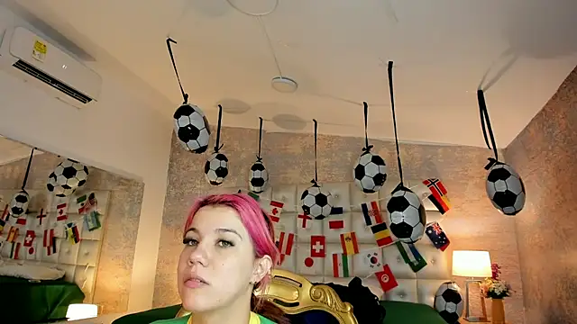 Snapshot of MelaniieRoux chatting on July 5, 2:57 pm MelaniieRoux online show from July 5, 2:57 pm