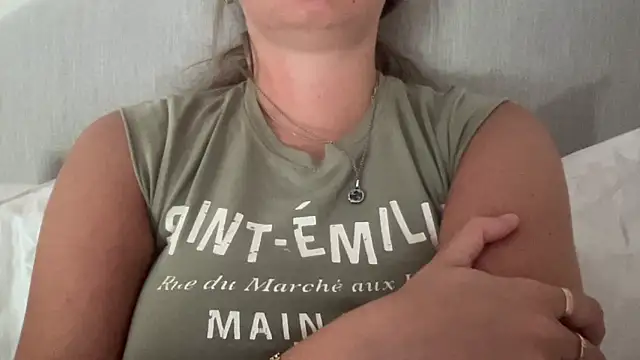 Snapshot of KaraLeee chatting on March 3, 2:04 am KaraLeee online show from March 3, 2:04 am