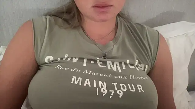 Snapshot of KaraLeee chatting on March 4, 5:11 am KaraLeee online show from March 4, 5:11 am