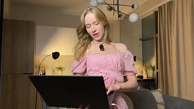 Snapshot of PollyAgata chatting on July 1, 7:02 pm PollyAgata online show from July 1, 7:02 pm