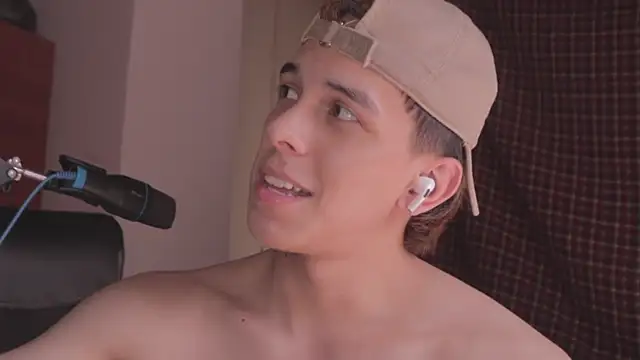 Snapshot of Tony_Hoffa chatting on December 18, 6:46 pm Tony Hoffa online show from December 18, 6:46 pm