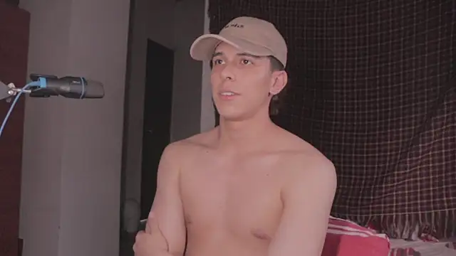 Snapshot of Tony_Hoffa chatting on December 18, 9:51 pm Tony Hoffa online show from December 18, 9:51 pm