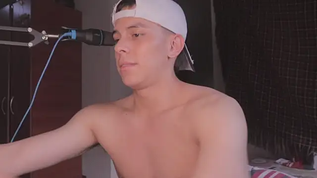 Snapshot of Tony_Hoffa chatting on January 12, 10:22 pm Tony Hoffa online show from January 12, 10:22 pm