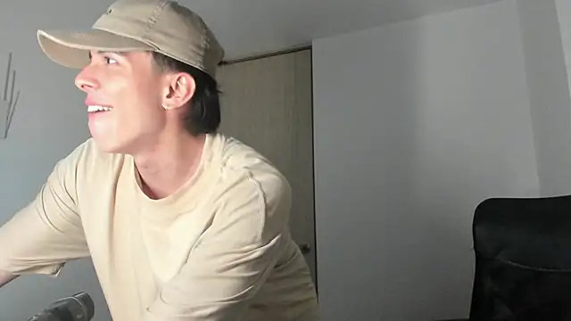 Snapshot of Tony_Hoffa chatting on March 3, 6:12 pm Tony Hoffa online show from March 3, 6:12 pm