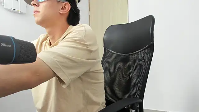 Snapshot of Tony_Hoffa chatting on March 9, 10:19 pm Tony Hoffa online show from March 9, 10:19 pm