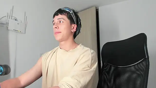 Snapshot of Tony_Hoffa chatting on March 10, 1:23 am Tony Hoffa online show from March 10, 1:23 am