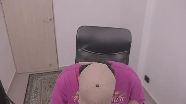 Snapshot of Tony_Hoffa chatting on October 2, 4:58 pm Tony Hoffa online show from October 2, 4:58 pm