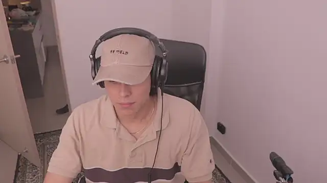 Snapshot of Tony_Hoffa chatting on October 31, 8:43 pm Tony Hoffa online show from October 31, 8:43 pm