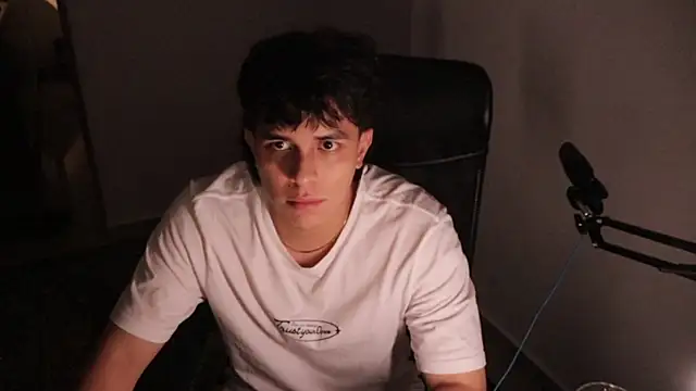 Snapshot of Tony_Hoffa chatting on November 17, 4:40 am Tony Hoffa online show from November 17, 4:40 am