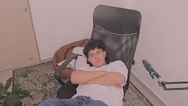 Snapshot of Tony_Hoffa chatting on December 13, 7:53 pm Tony Hoffa online show from December 13, 7:53 pm