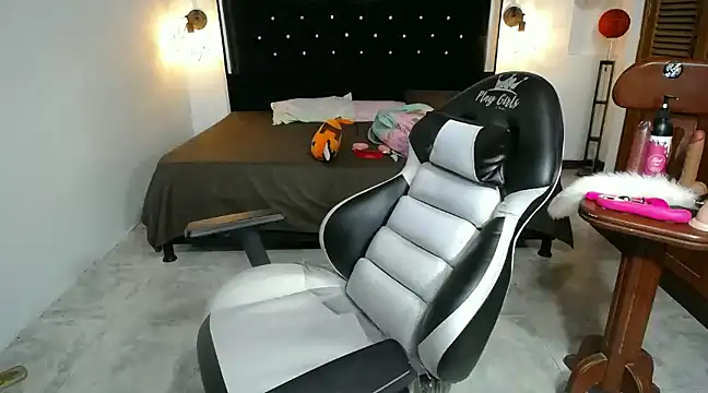 Snapshot of candy_hairy chatting on January 25, 6:12 am candy hairy online show from January 25, 6:12 am