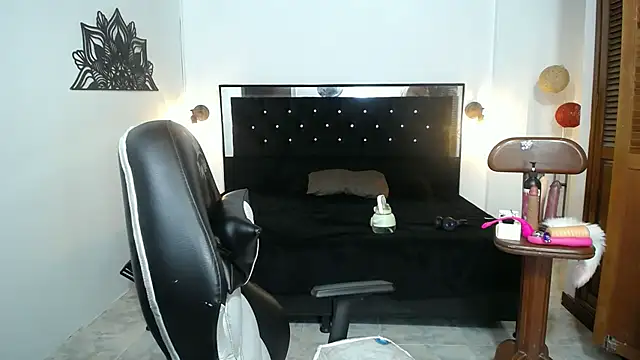 Snapshot of candy_hairy chatting on March 20, 2:29 am candy hairy online show from March 20, 2:29 am