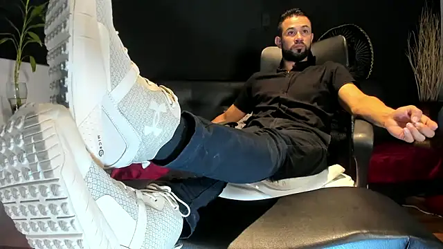 Snapshot of alessandro_wye chatting on October 27, 5:22 am alessandro wye online show from October 27, 5:22 am