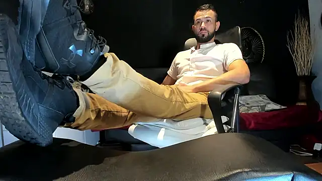 Snapshot of alessandro_wye chatting on October 31, 1:06 am alessandro wye online show from October 31, 1:06 am