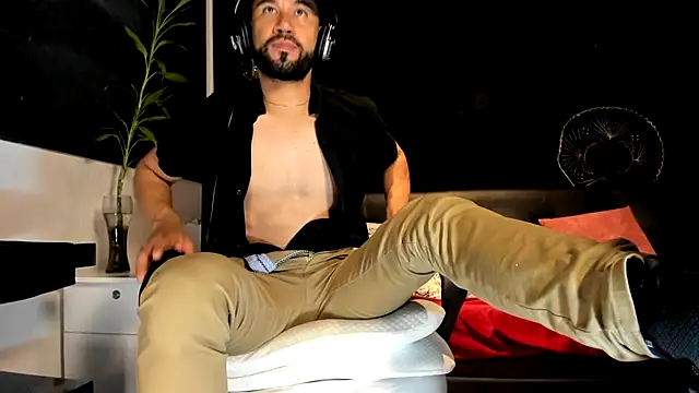 Snapshot of alessandro_wye chatting on November 18, 3:01 am alessandro wye online show from November 18, 3:01 am