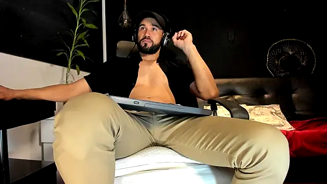 Snapshot of alessandro_wye chatting on November 20, 2:01 am alessandro wye online show from November 20, 2:01 am