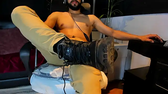 Snapshot of alessandro_wye chatting on December 19, 10:11 am alessandro wye online show from December 19, 10:11 am